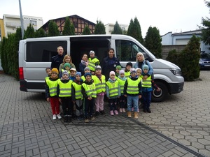 pamiątkowe zdjęcie dzieci z policjantami przy radiowozie