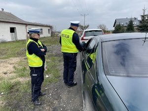 policjanci kontrolują pojazd osobowy