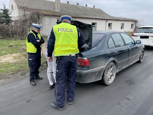 policjanci sprawdzają wyposażenie kontrolowanego auta