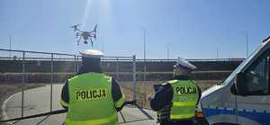 policjanci korzystają z drona
