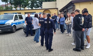 uczniowie i policjanci