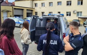 uczniowie i policjanci