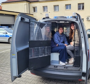 uczniowie i policjanci