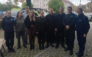 uczniowie i policjanci