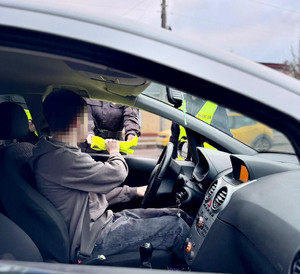 policjanci i uczniowie rozdają odblaski