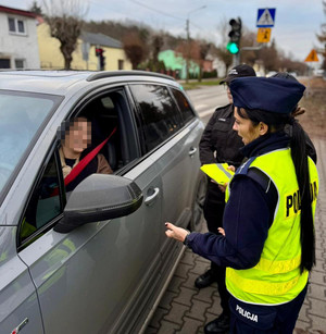 policjanci i uczniowie rozdają odblaski