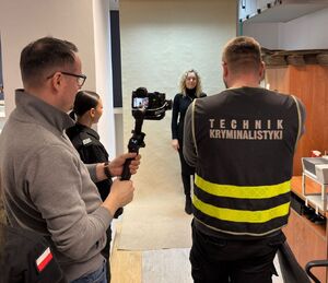 uczniowie na spotkaniu z policjantami