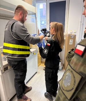 uczniowie na spotkaniu z policjantami