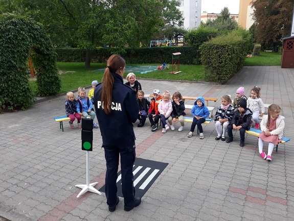 policjantka stoi przed grupa dzieci