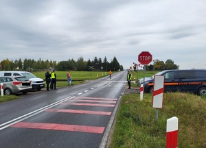 służby styoja przy przejeżdzie kolejowym