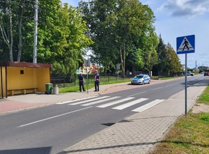 dwóch policjantów stoi przy przejsciu dla pieszych