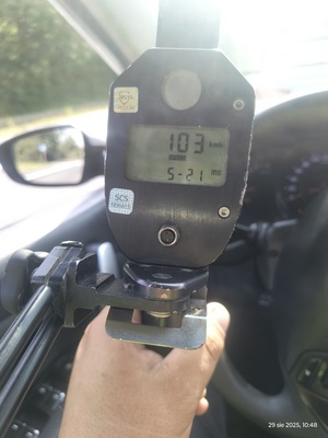 zdjęcie wyświetlacza urządzenia do pomiaru predkości, na którym widnieje wartości 103