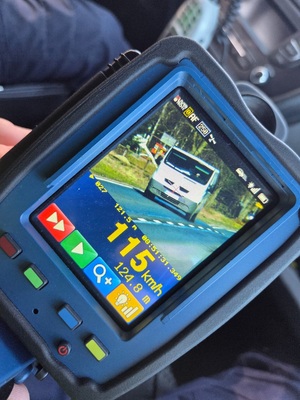 zdjęcie miernika prędkosci na którym widnieje wartości 115 km/h