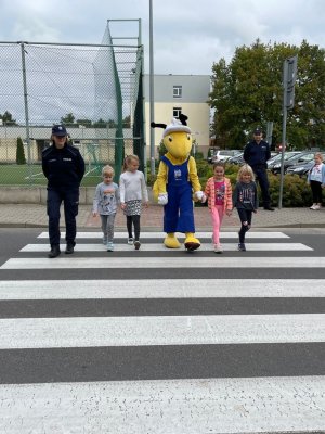 Przedszkolaki z Bajki  przechodzą z Mrówka i policjantka przez przejście dla pieszych