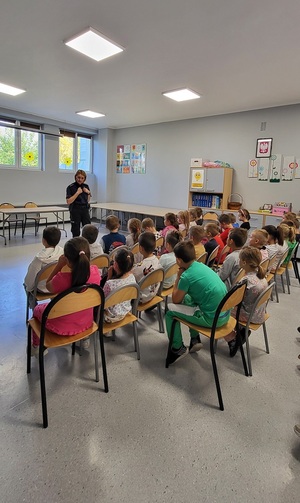 Policjantka na prelekcji z dziećmi w Szkole Podstawowej nr 1 w Więcborku