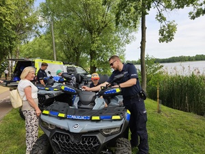 Policjant pokazuje dziecku quada