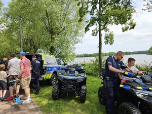 Policjant pokazuje dziecku quada