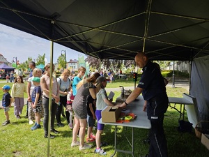 Policjanci przy swoim stoisku  z kołem fortuny
