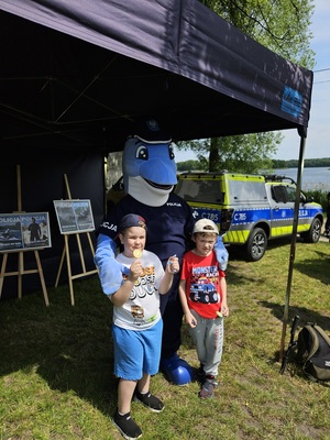 Wspólne zdjęcie Polfinka z uczestnikami festynu
