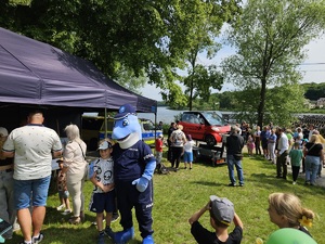 Wspólne zdjęcie Polfinka z uczestnikami festynu