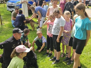 Funkcjonariusz służby więziennej razem z psem i dziećmi