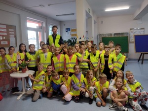 Wspólne zdjęcie dzielnicowego z uczniami