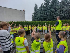 Dzielnicowy w trakcie zajęć z dziećmi na świeżym powietrzu