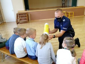 Policjant pokazuje dzieciom eksperyment