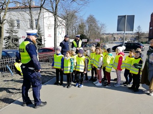 Policjant dziękuje dzieciom za wspólnie spotkanie