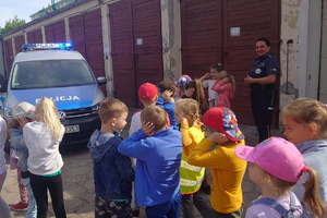 Dzieci zasłaniają uszy na dźwięk policyjnej syreny