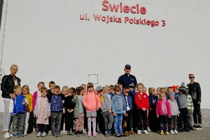 Pamiątkowe zdjęcie grupowe przedszkolaków z policjantem