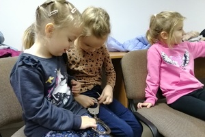 Dziewczynki oglądają kajdanki