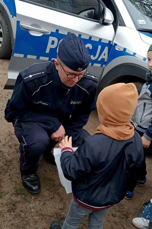 Policjant odbiera podziękowania od chłopca