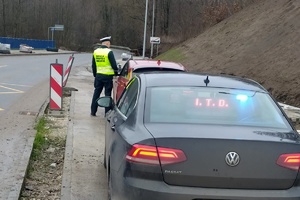 Funkcjonariusz ITD kontroluje kierowcę osobówki