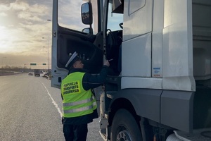 Inspektor ITD kontroluje kierowcę ciężarówki
