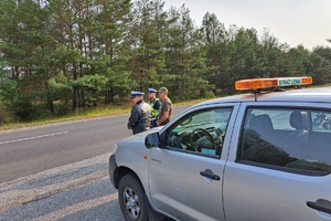 Patrol Straży Leśnej i Policji kontroluje ruch pojazdów