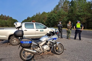 Funkcjonariusze Straży Leśnej i Policji wspólnie kontrolują ruch na drodze
