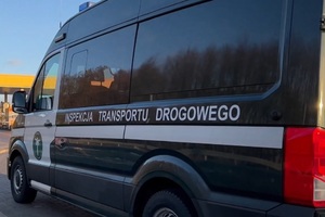 Pojazd służbowy Inspekcji Ruchu Drogowego w rejonie bramek autostradowych