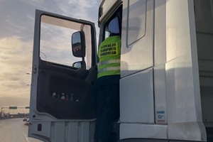 Funkcjonariusz ITD kontroluje kierowcę ciężarówki