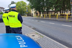 Policjanci obserwują działanie sygnalizacji przy szkole