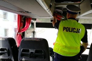 Policjant sprawdza wyposażenie autokaru