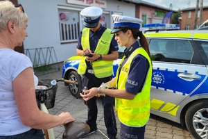 Policjanci rozmawiają z rowerzystką