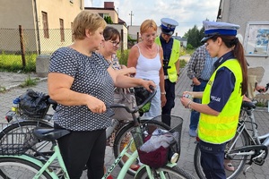 Policjantka rozmawia z rowerzystkami na temat bezpieczeństwa