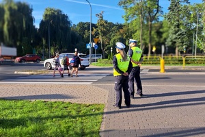 Mundurowi obserwują przejście dla pieszych