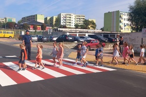 Policjant uczy dzieci przechodzić przez jezdnię