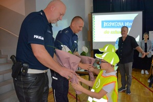 Dzieci wręczają policjantom podziękowania