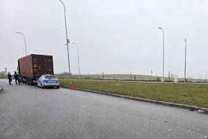 Policyjny radiowóz na miejscu kolizji