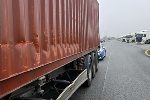 Uszkodzony bok ciężarówki