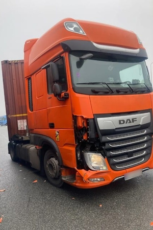 Uszkodzony przód ciężarówki