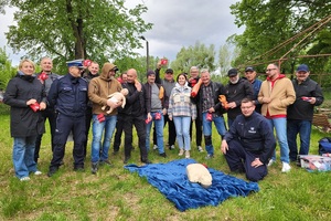 Policjanci podczas spotkania z motocyklistami w ramach kampanii "Świadomy i Bezpieczny Motocyklista"